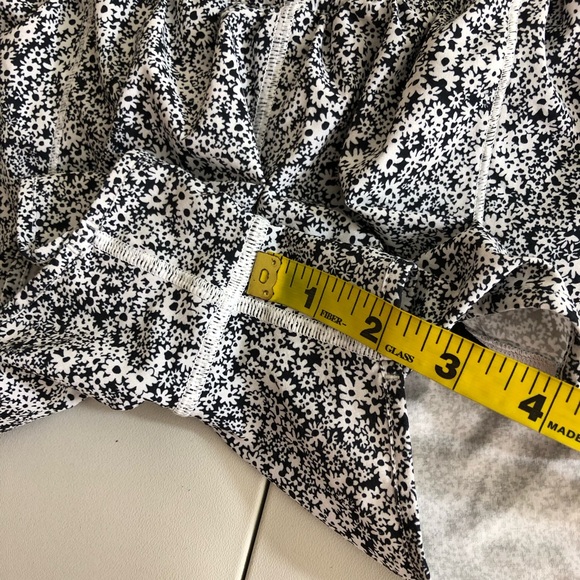 Lululemon Hotty Hot Short II *2.5" Ditsy Daisy White Black size 6 - Picture 11 of 12